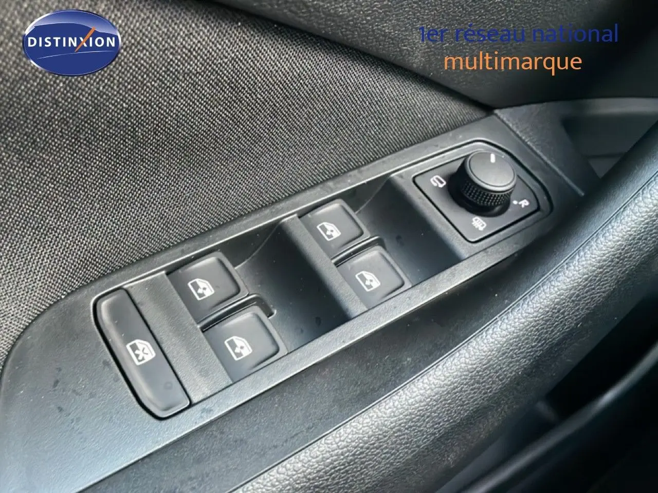 Commandes des vitres électriques et réglage des rétroviseurs côté conducteur du Skoda Kamiq gris argent 2025.