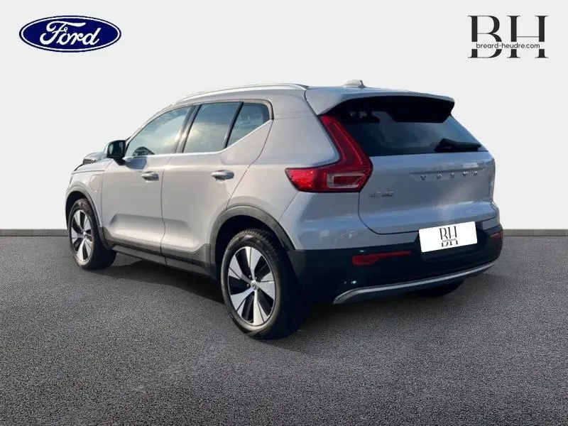 Vue 3/4 arrière droite du Volvo XC40 T5 Recharge gris glacier avec feux arrière en L et jantes alu distinctives.