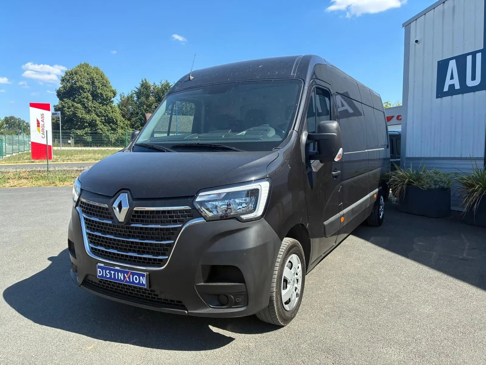 Vue 3/4 avant droit d’un Renault Master gris 2023, utilitaire avec calandre noire et phares modernes, stationné en extérieur.