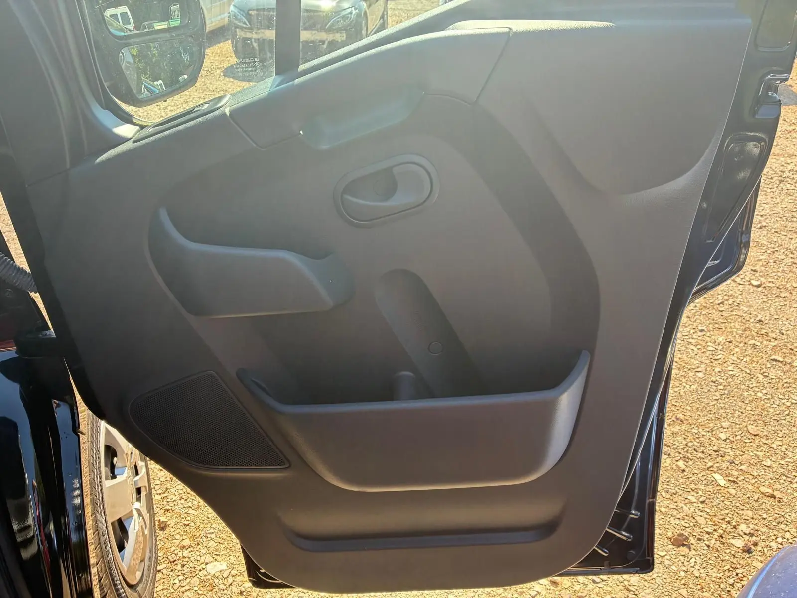 Vue intérieure de la porte côté gauche du Renault Master gris 2023, avec poignée et rangement intégré.