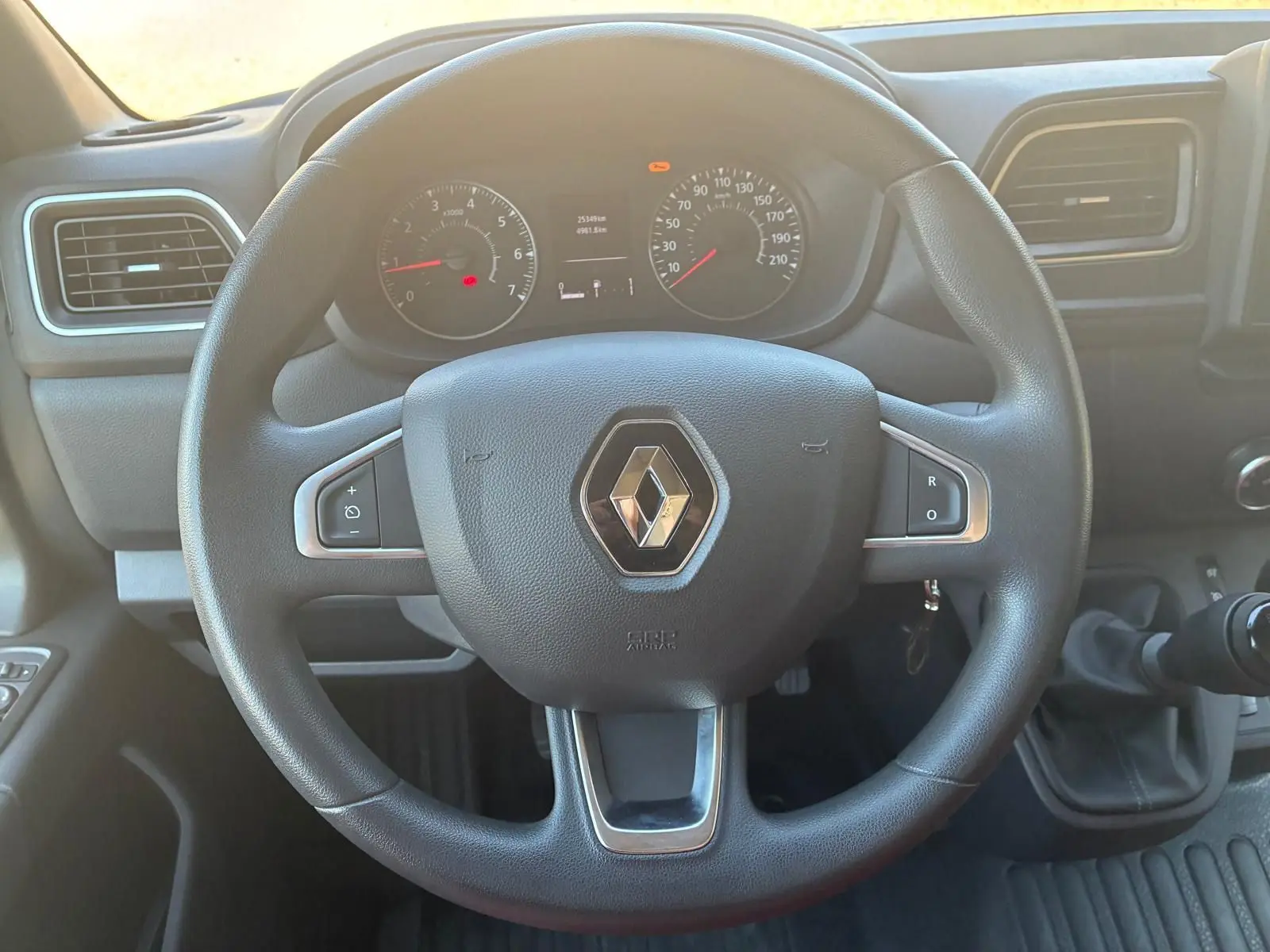 Vue rapprochée du volant noir et du tableau de bord du Renault Master 2023, avec levier de vitesses manuel visible.
