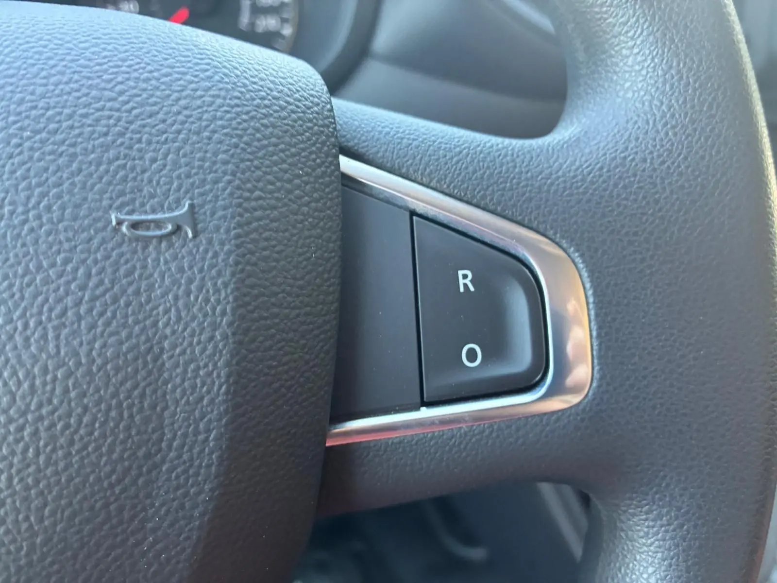 Gros plan sur le volant noir du Renault Master 2023, avec boutons R et O encadrés de chrome.