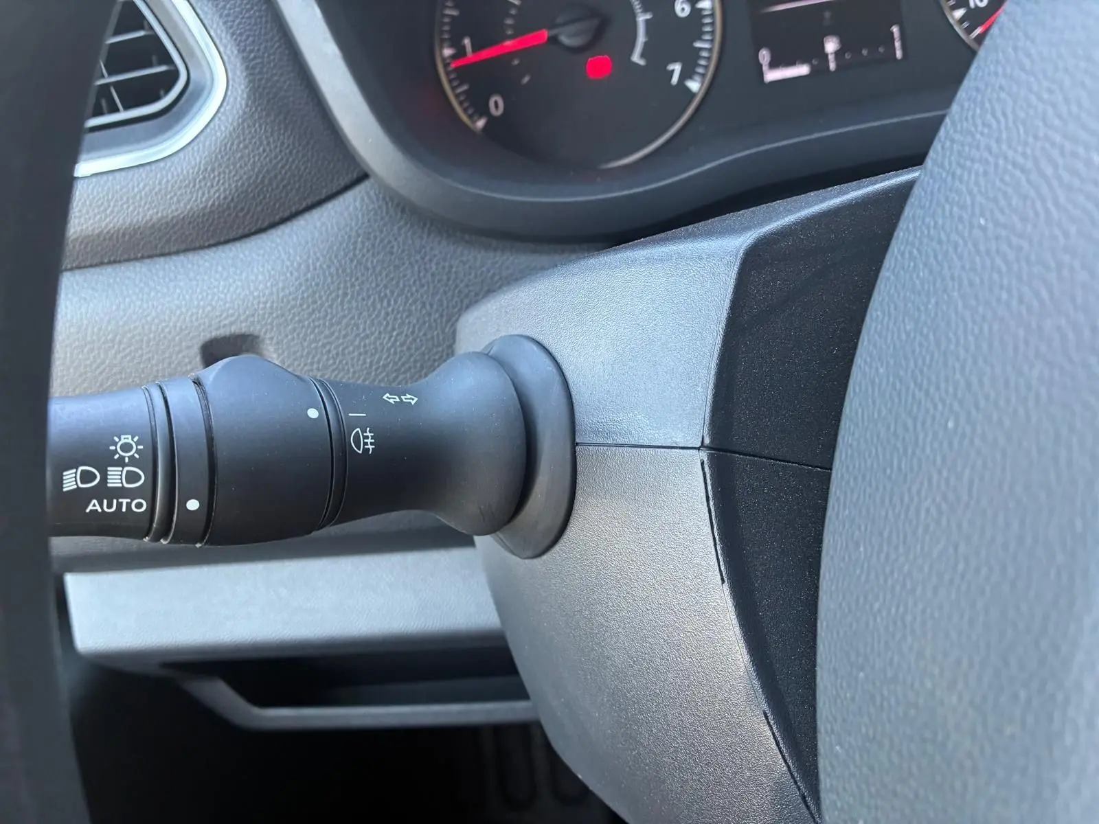 Gros plan sur la manette de phares et clignotants du tableau de bord gris du Renault Master 2023.