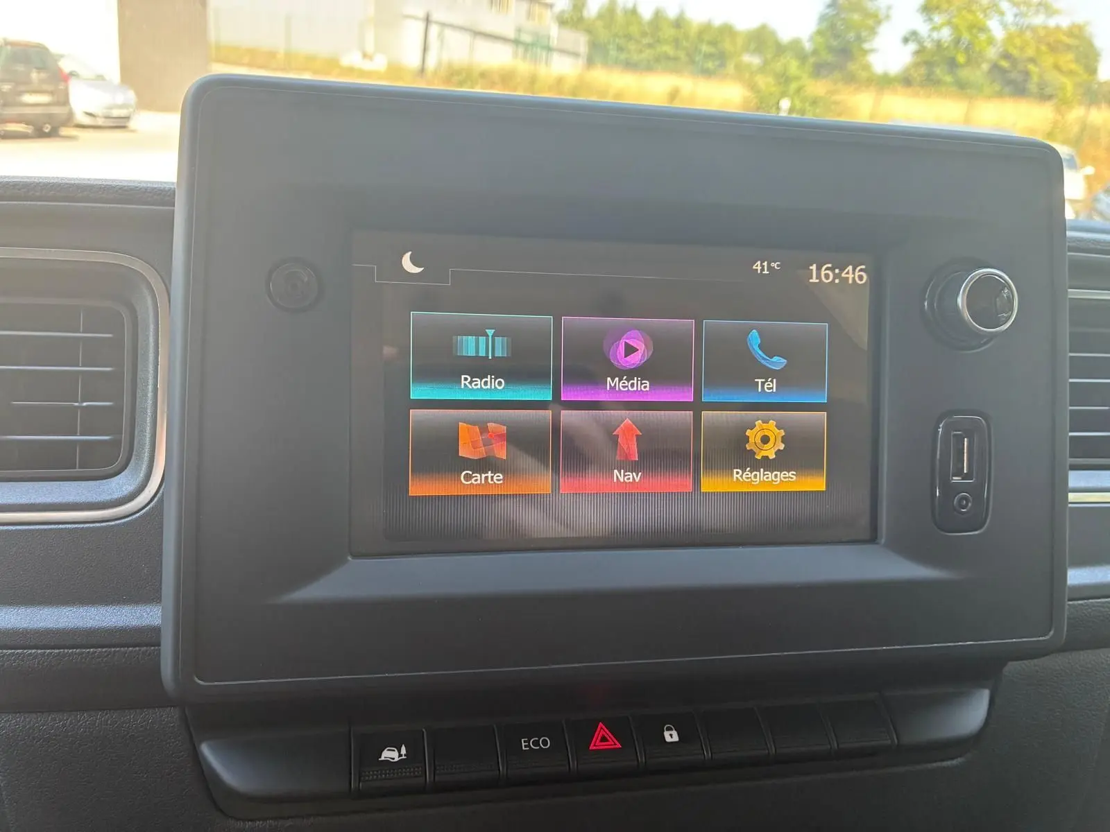 Écran tactile central du Renault Master 2023 affichant les options radio, média, téléphone, carte, navigation et réglages.