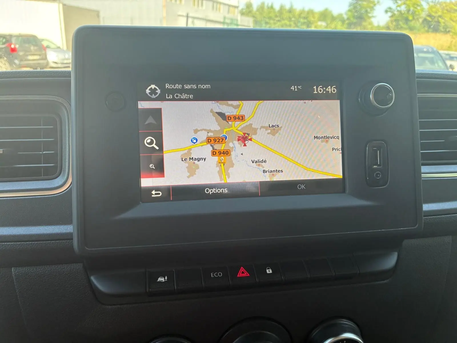 Vue rapprochée de l'écran GPS intégré au tableau de bord du Renault Master gris 2023, affichant une carte routière.