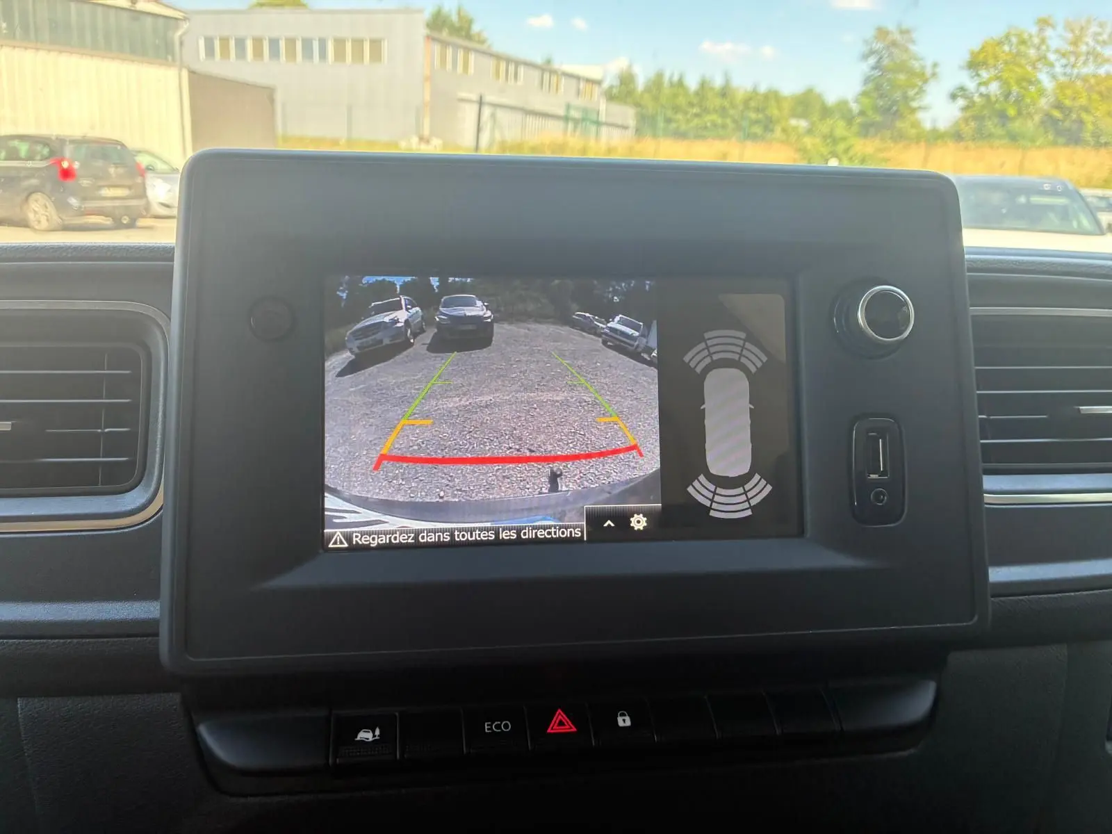 Écran central du Renault Master 2023 montrant la caméra de recul avec guidage de trajectoire en extérieur.