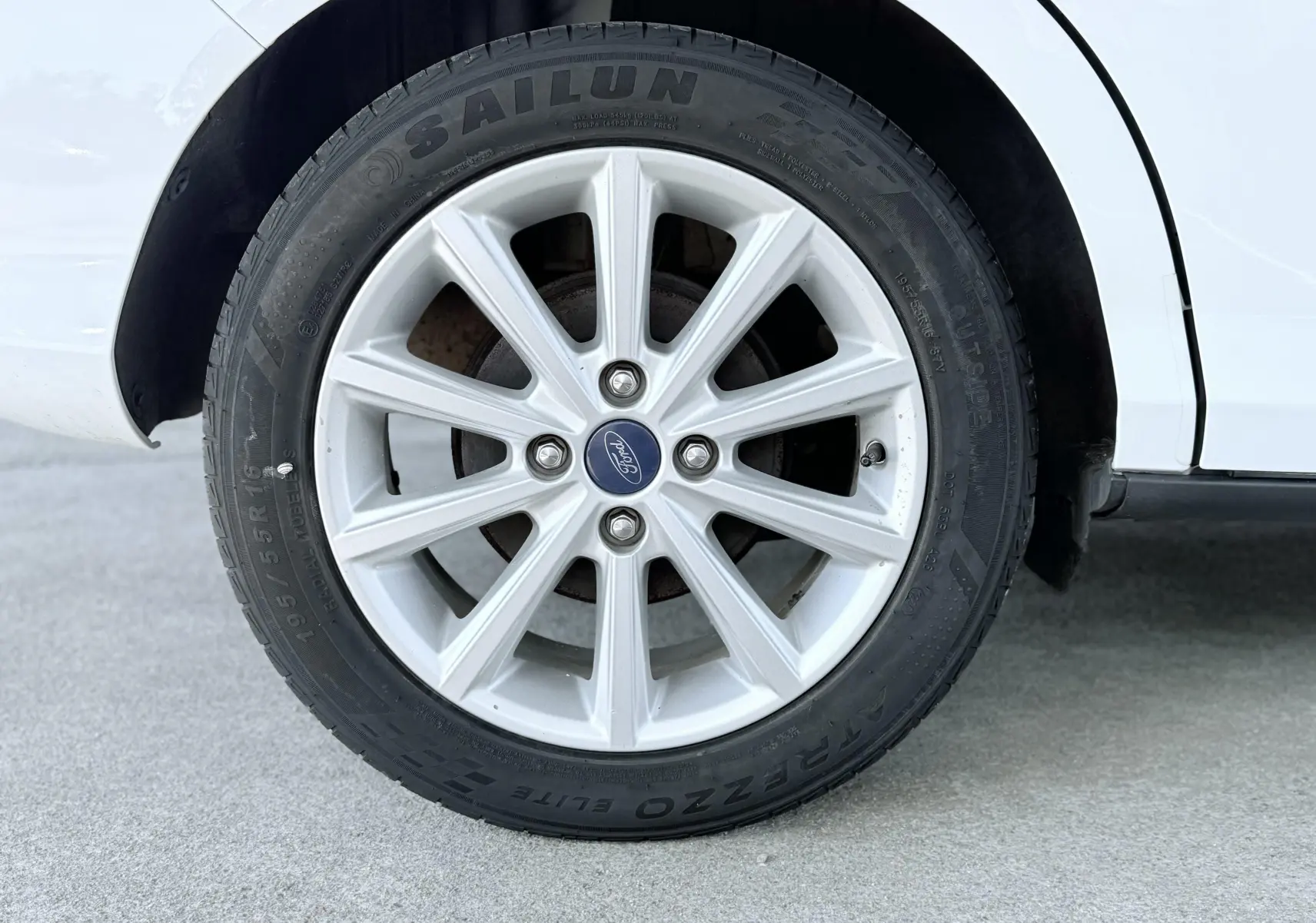 Gros plan sur la roue avant droite d'une Ford B-MAX blanche 2017 avec jante alliage et pneu Sailun.