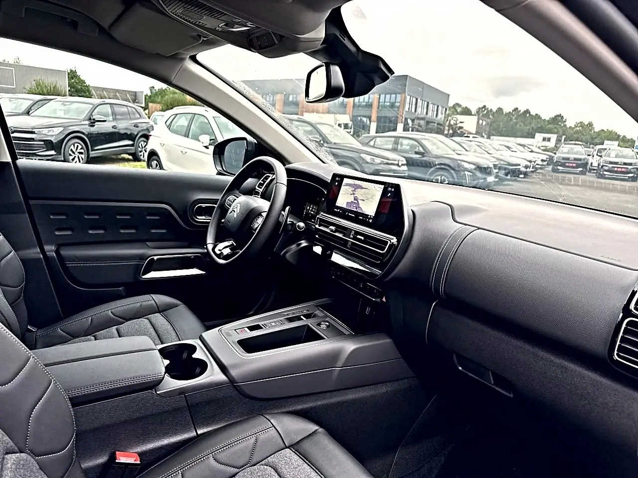 Vue intérieure côté conducteur du Citroën C5 Aircross gris platinium, avec tableau de bord moderne et écran tactile central.