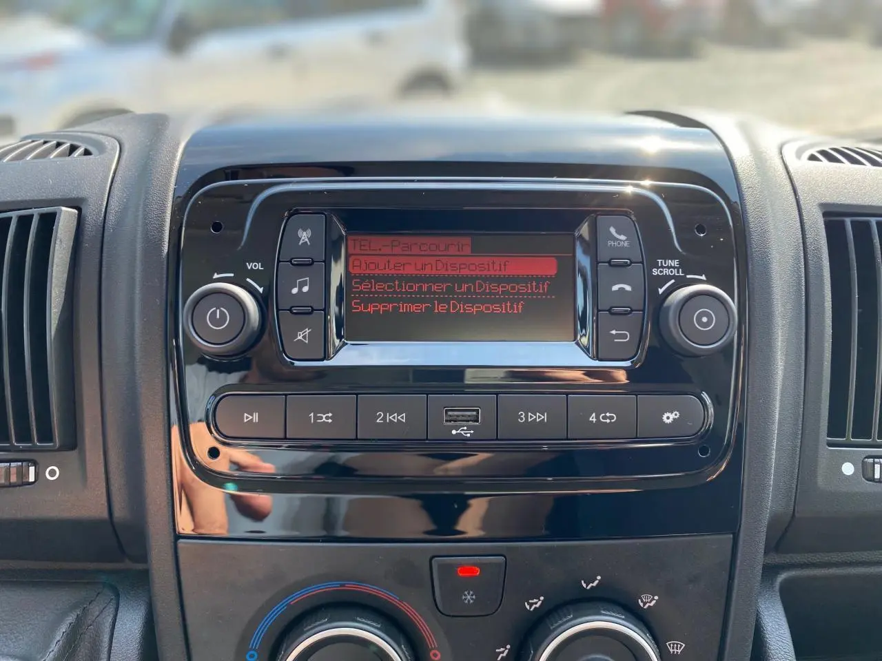 Tableau de bord du Peugeot Boxer Fourgon 2023 avec écran central affichant le menu Bluetooth et commandes de climatisation.