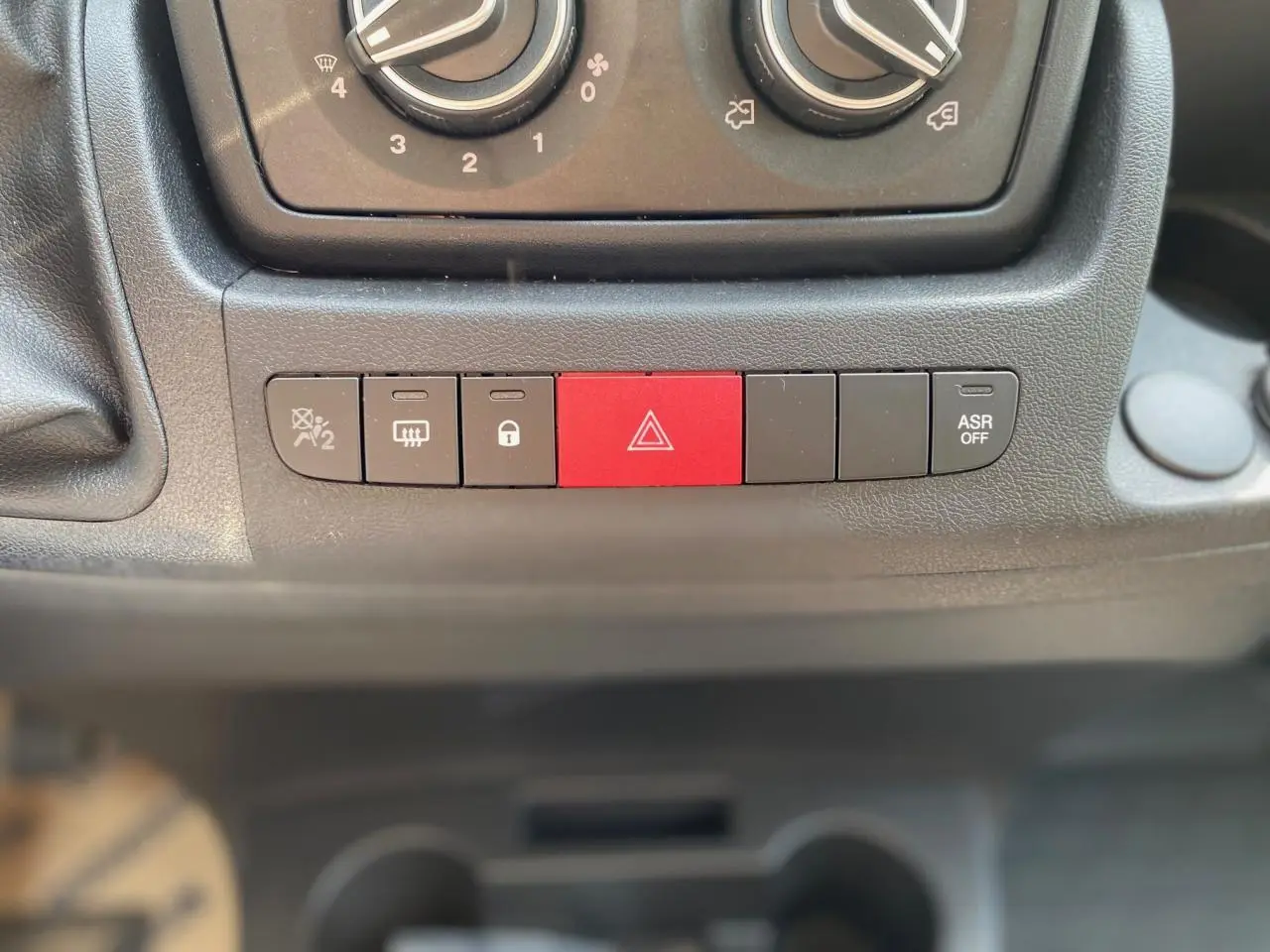 Gros plan sur la rangée de boutons de commande du tableau de bord du Peugeot Boxer Fourgon blanc 2023.