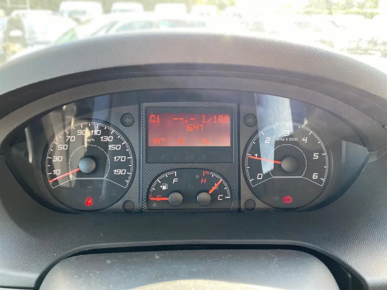 Vue rapprochée du tableau de bord du Peugeot Boxer Fourgon blanc 2023, affichant compteurs et écran digital.