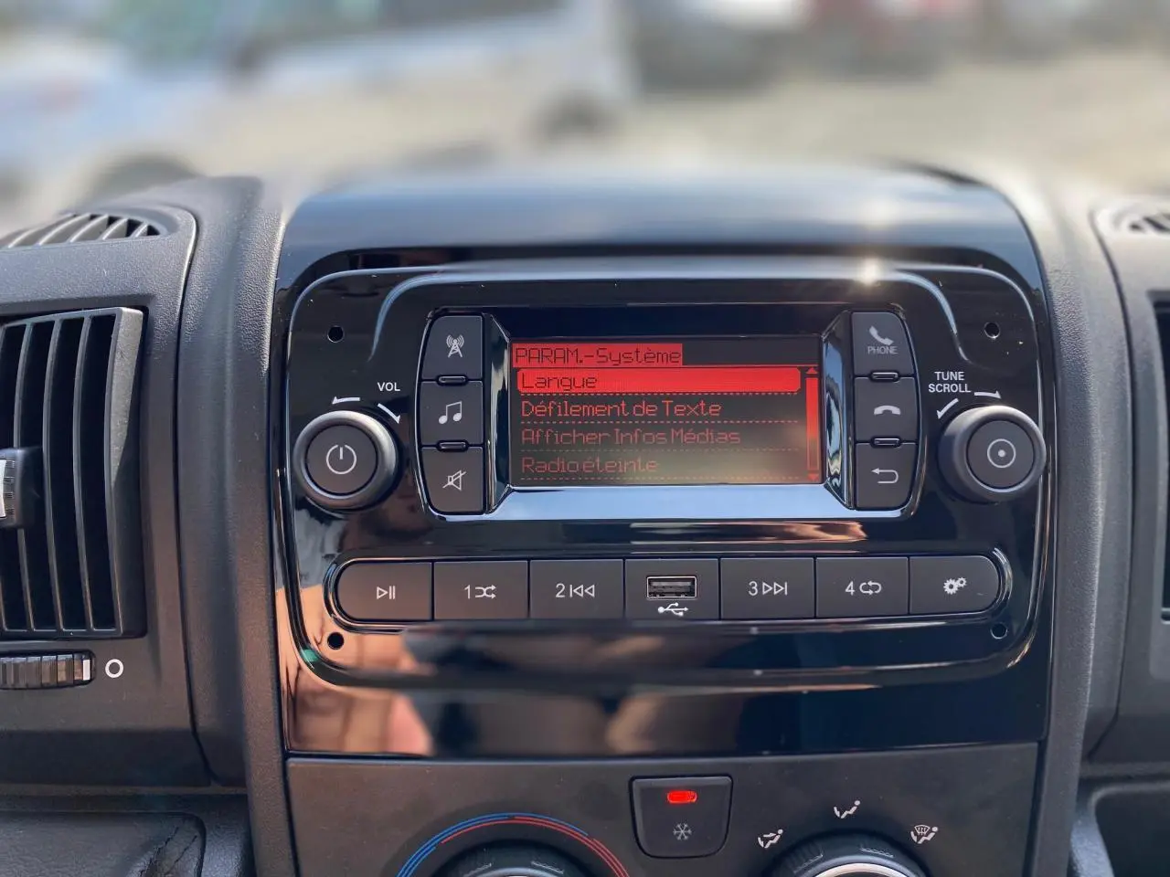Tableau de bord du Peugeot Boxer Fourgon 2023, vue centrée sur l'écran multimédia et les commandes audio.