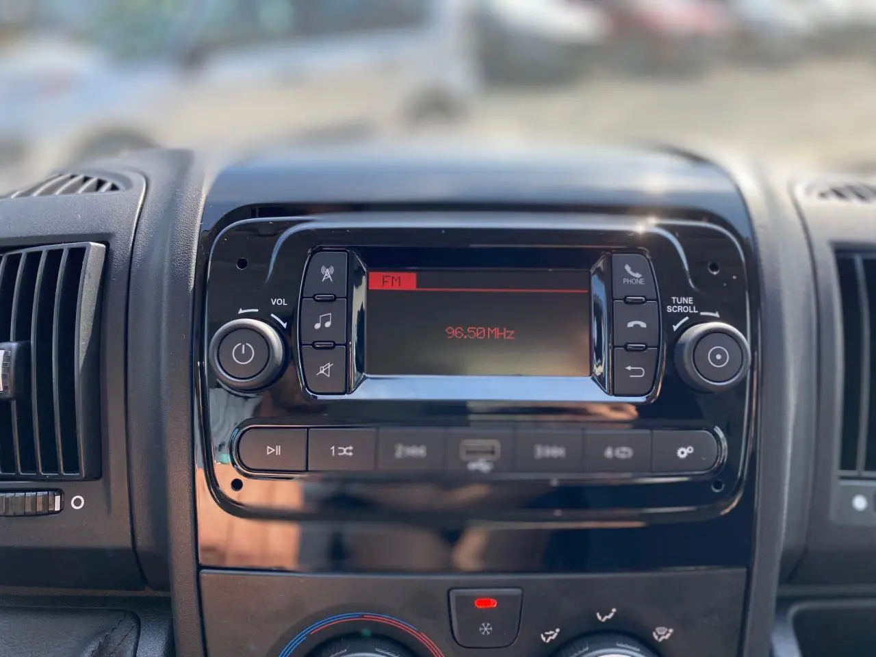 Tableau de bord du Peugeot Boxer Fourgon 2023 avec radio FM affichant 96,50 MHz et commandes noires brillantes.