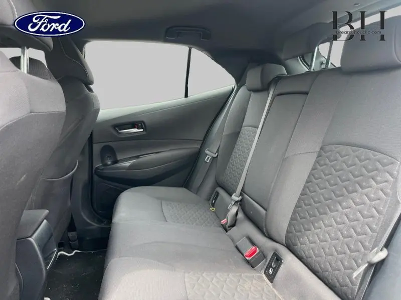 Vue intérieure arrière côté gauche de la banquette tissu noir de la Toyota Corolla 184h Dynamic Business 2022.