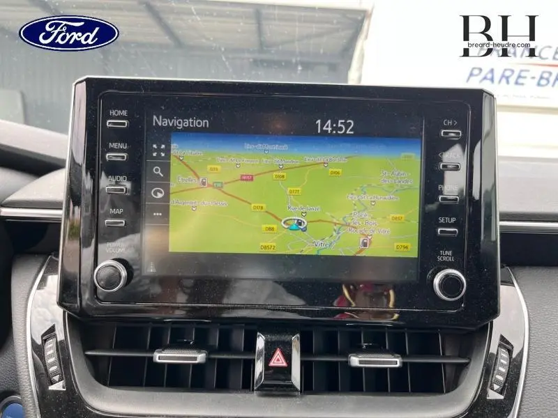 Écran tactile de navigation central dans l’habitacle d’une Toyota Corolla blanche, vue de face rapprochée.