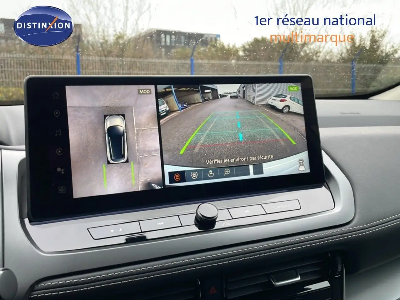 Vue intérieure sur l’écran central du Nissan Qashqai blanc nacré, affichant la caméra 360° et la vue arrière en stationnement.