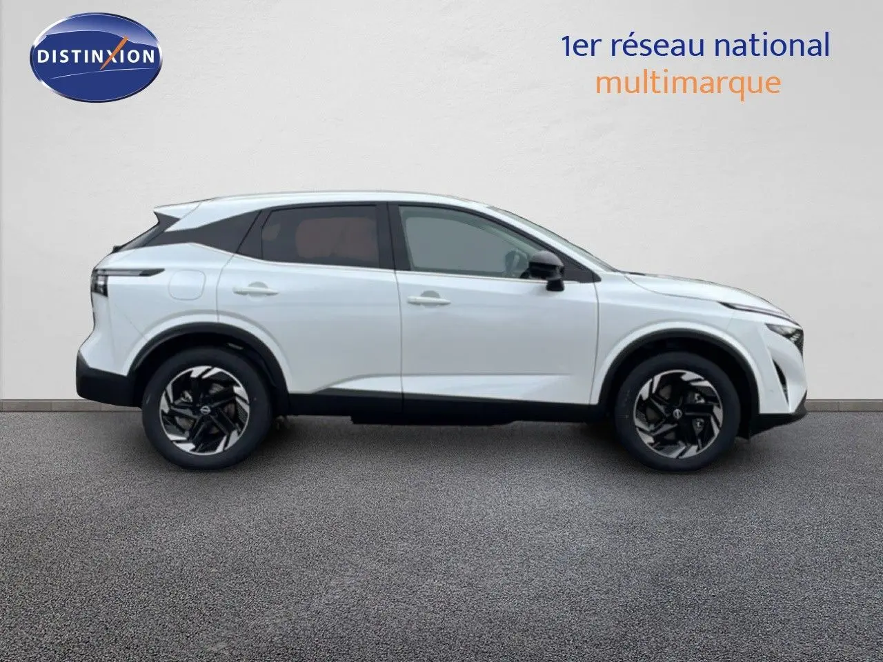 Profil droit du Nissan Qashqai 1.5 E-POWER 205CH N-CONNECTA blanc nacré métal avec jantes noires et toit noir contrasté.