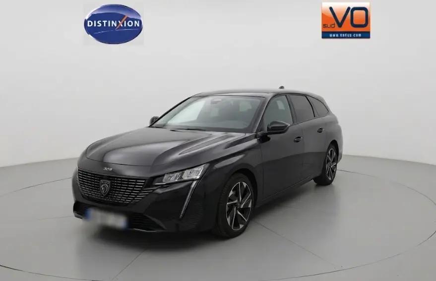Peugeot 308 SW Hybrid noir vue 3/4 avant, jantes alliage 17 pouces et calandre distinctive moderne.