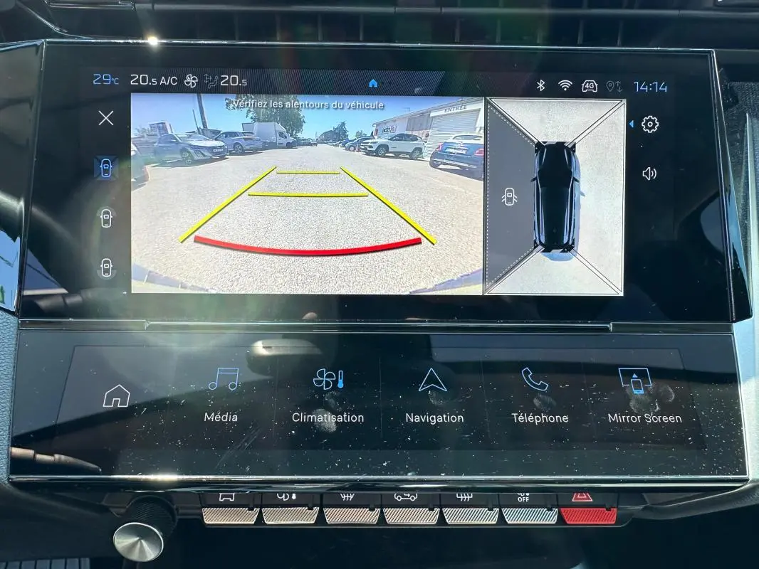 Écran tactile du tableau de bord de la Peugeot 308 SW Hybrid noir montrant la caméra de recul et l'affichage 360°
