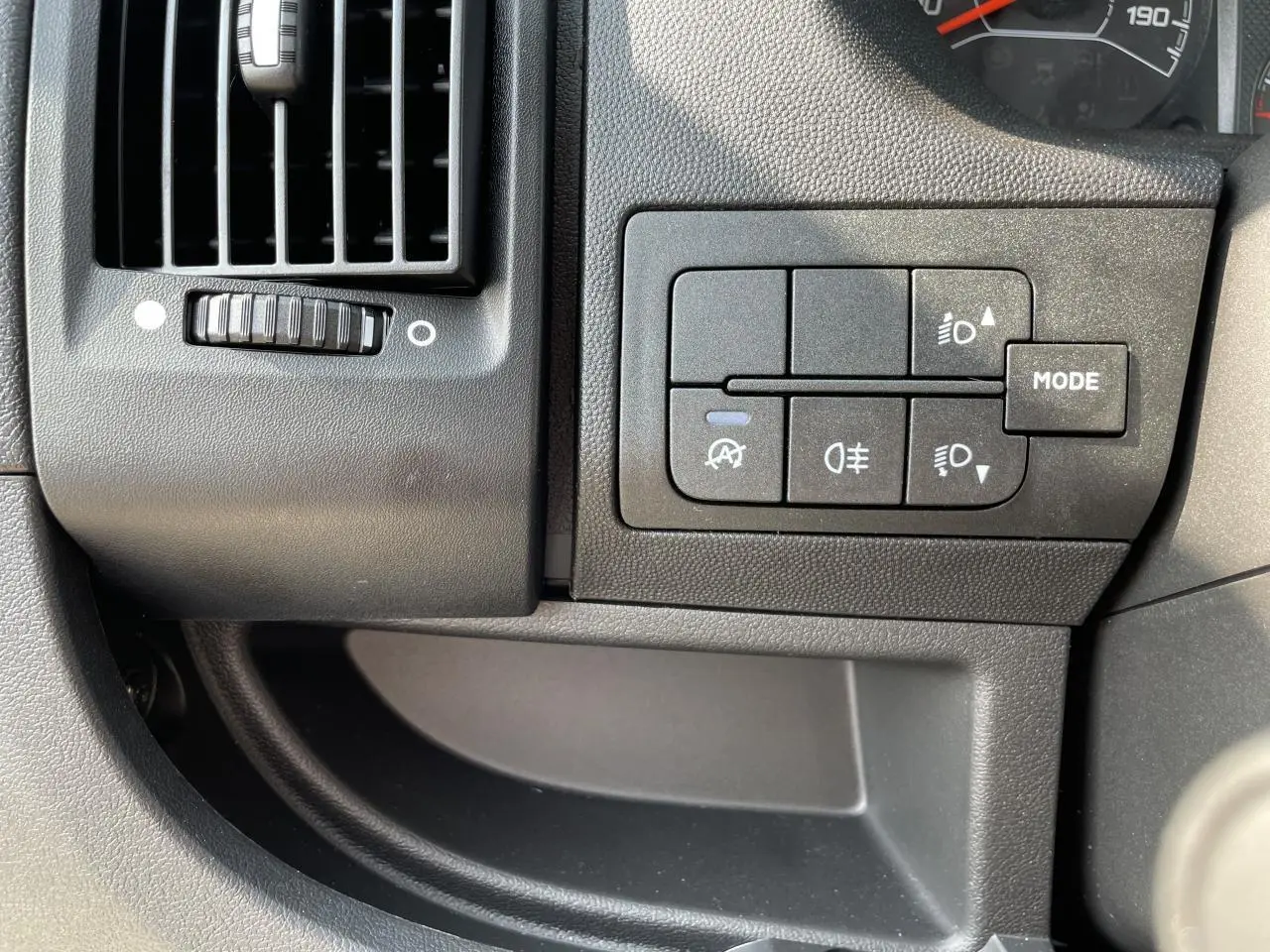 Détail des commandes d'éclairage et ventilation sur le tableau de bord du Peugeot Boxer Fourgon blanc 2023.