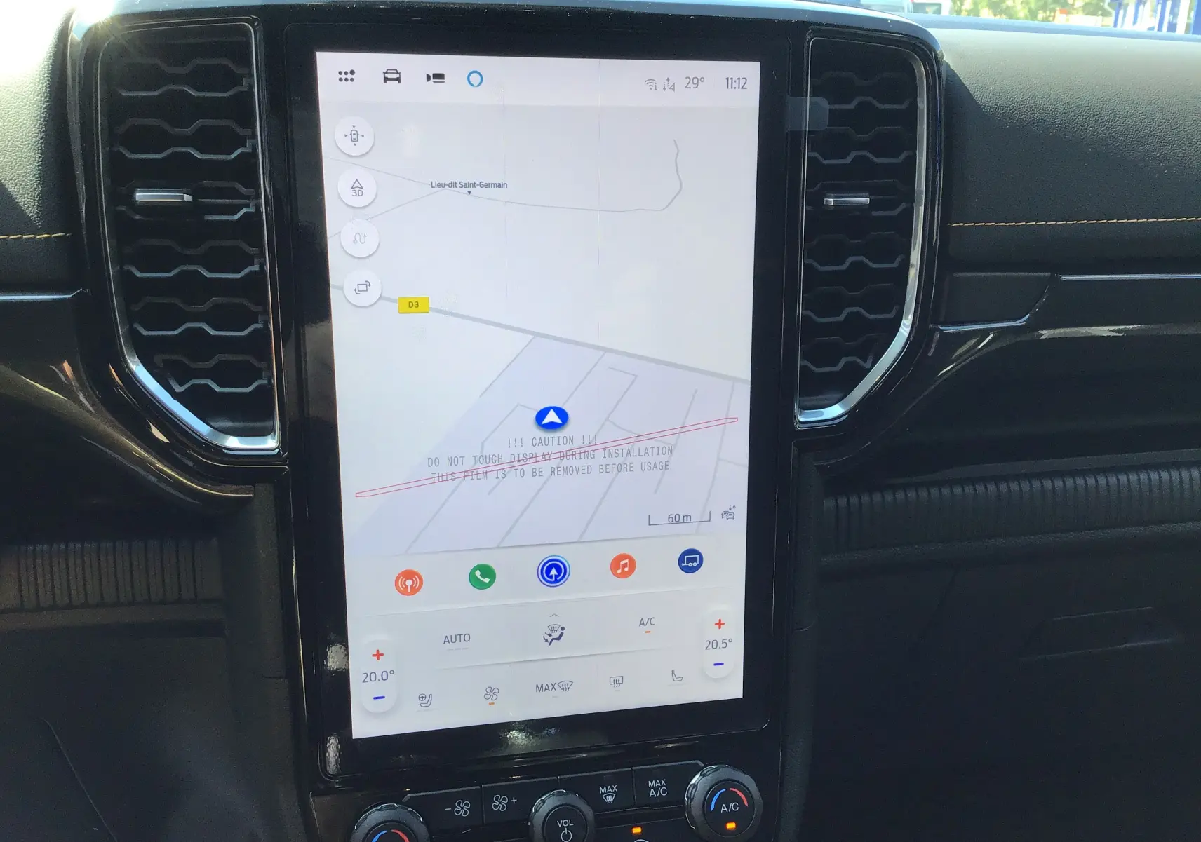 Écran tactile central du Ford Ranger Wildtrak 2025 montrant la navigation, entouré de la console noire intérieure.