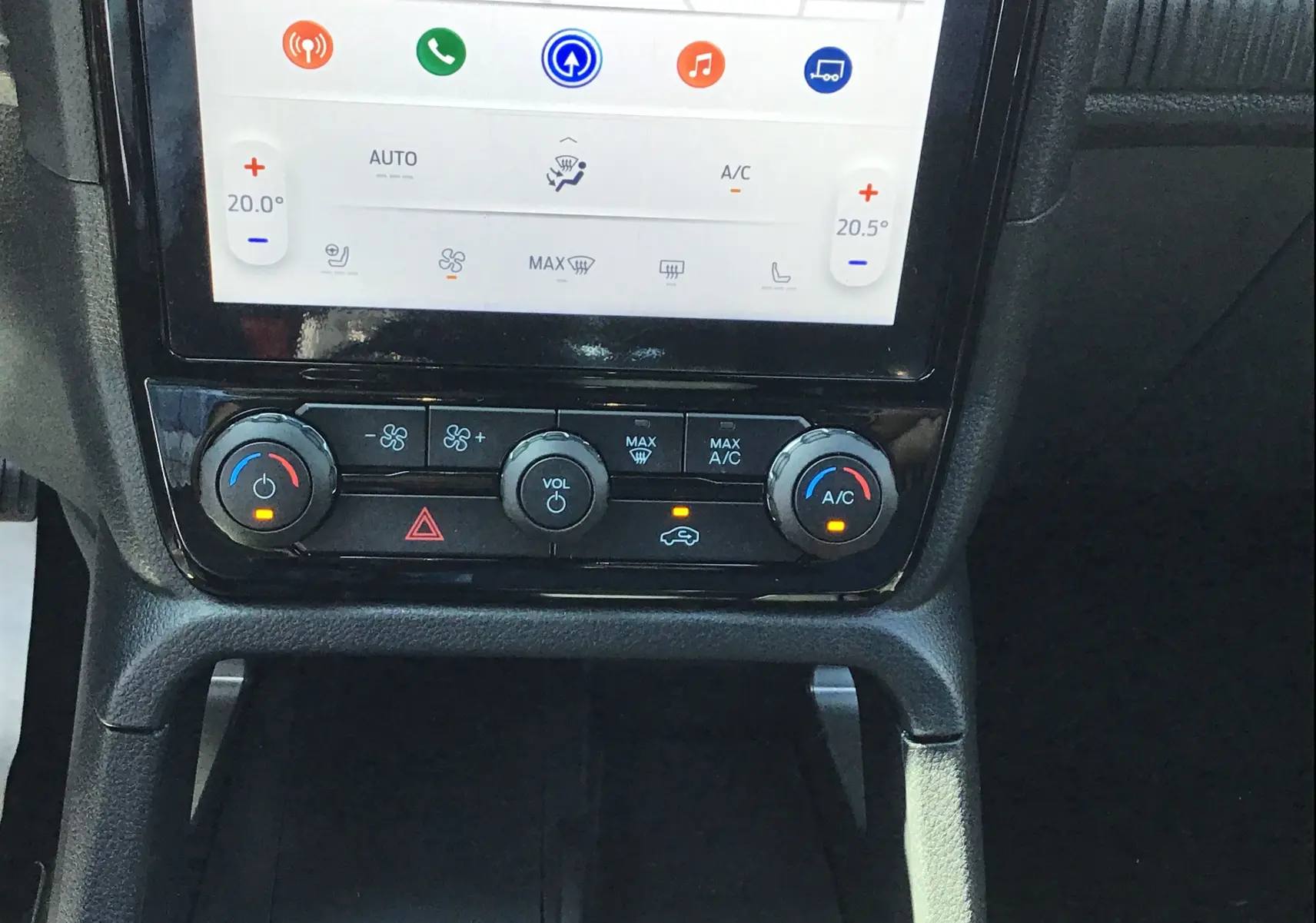 Gros plan sur la console centrale du Ford Ranger Wildtrak 2025, montrant les commandes climatisation et volume audio.