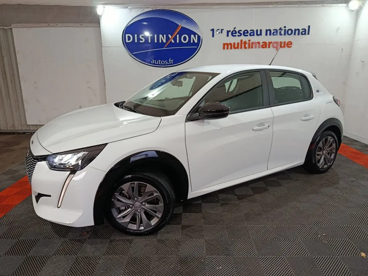 Peugeot 208 électrique blanche vue de profil côté droit, avec feux LED et rétroviseurs noirs brillants.