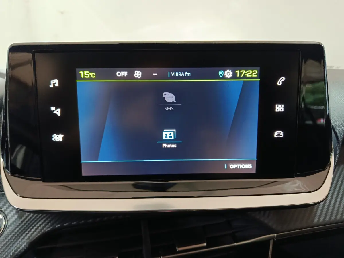 Écran tactile central allumé du tableau de bord d'une Peugeot 208 électrique 2023, finition Active Pack.