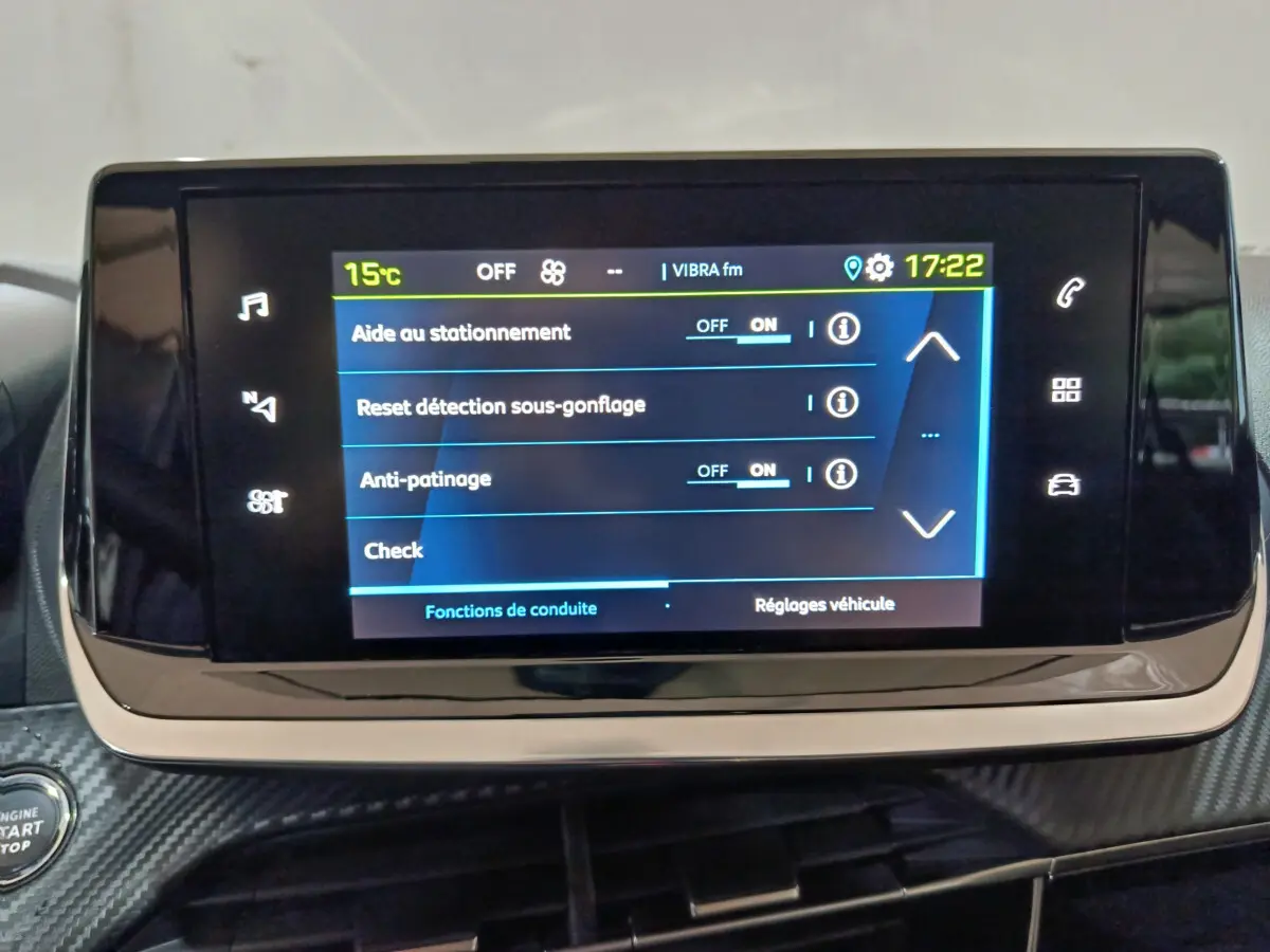 Écran tactile central de la Peugeot 208 électrique 2023 affichant les réglages d’aide à la conduite.