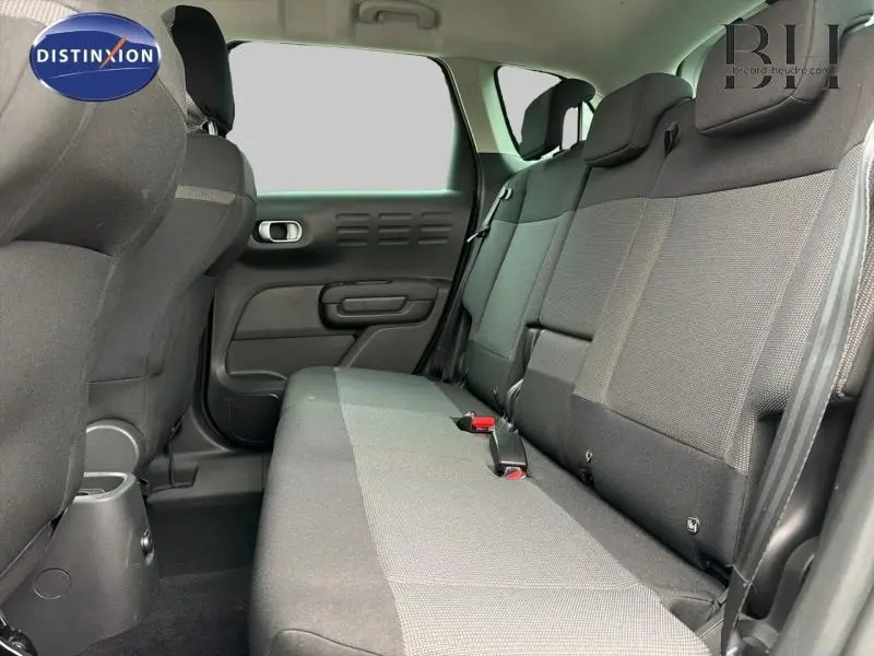Vue latérale intérieure arrière montrant la banquette tissu Mica Grey du Citroën C3 Aircross 2018 Natural White.