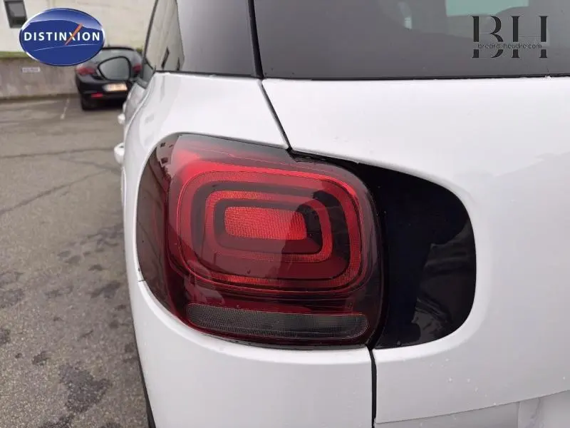 Gros plan sur le feu arrière droit rouge du Citroën C3 Aircross blanc Natural White, vue arrière côté droit.