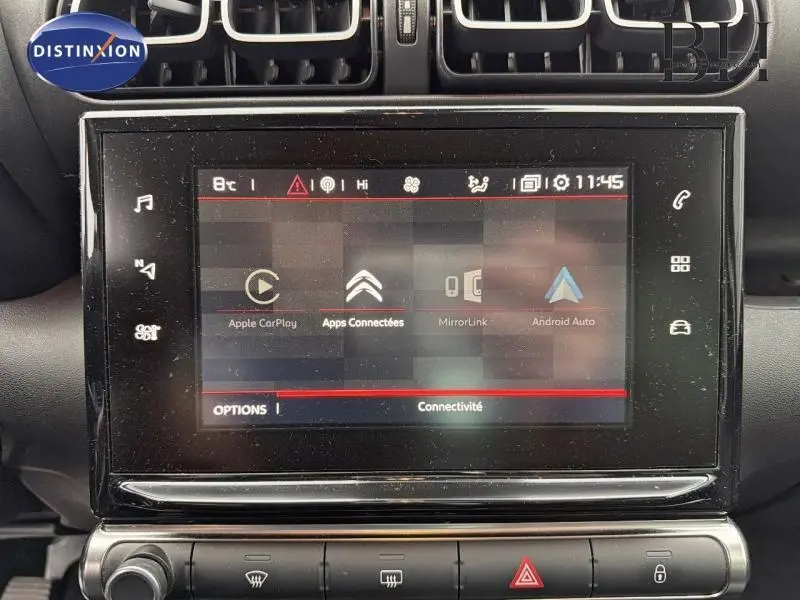 Écran tactile central du tableau de bord de la Citroën C3 Aircross blanc, affichant les options de connectivité.