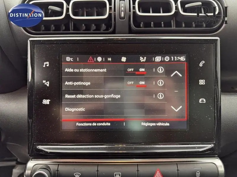 Écran tactile central du tableau de bord de la Citroën C3 Aircross blanc, affichant les réglages d’aide à la conduite.