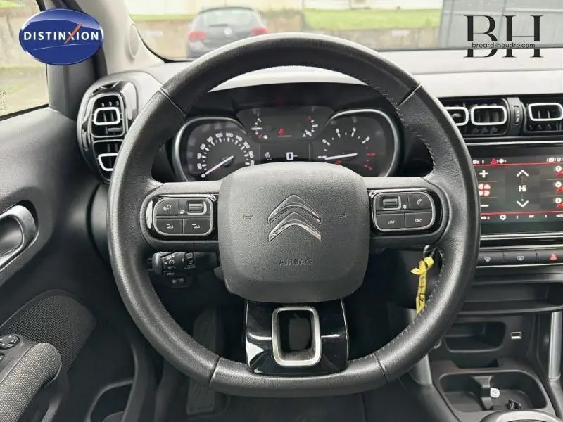 Vue frontale du volant cuir noir de la Citroën C3 Aircross 2018 avec commandes intégrées et tableau de bord visible.
