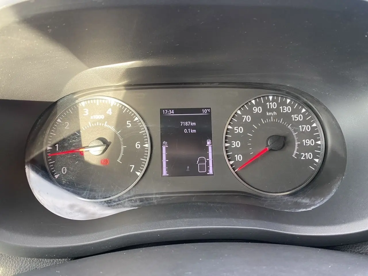 Vue rapprochée du tableau de bord du Renault Master 2024, affichant le compteur de vitesse et le compte-tours.