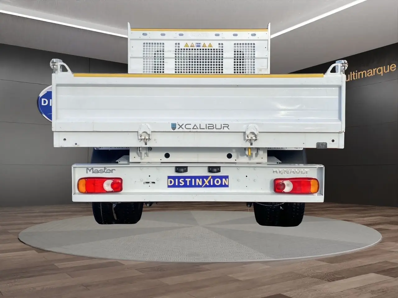Vue arrière du Renault Master blanc 2024 avec benne Excalibur et feux arrière visibles.