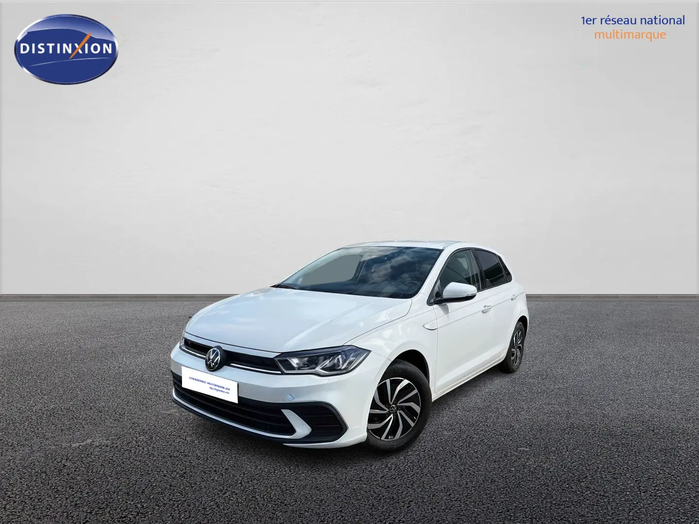 Volkswagen Polo blanche vue en 3/4 avant droit, avec jantes alliage et phares LED allumés.