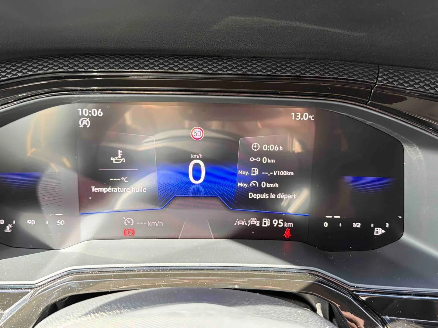 Vue rapprochée du combiné d'instruments digital de la Volkswagen Polo 2025 affichant la vitesse à 0 km/h et la température extérieure à 13°C.