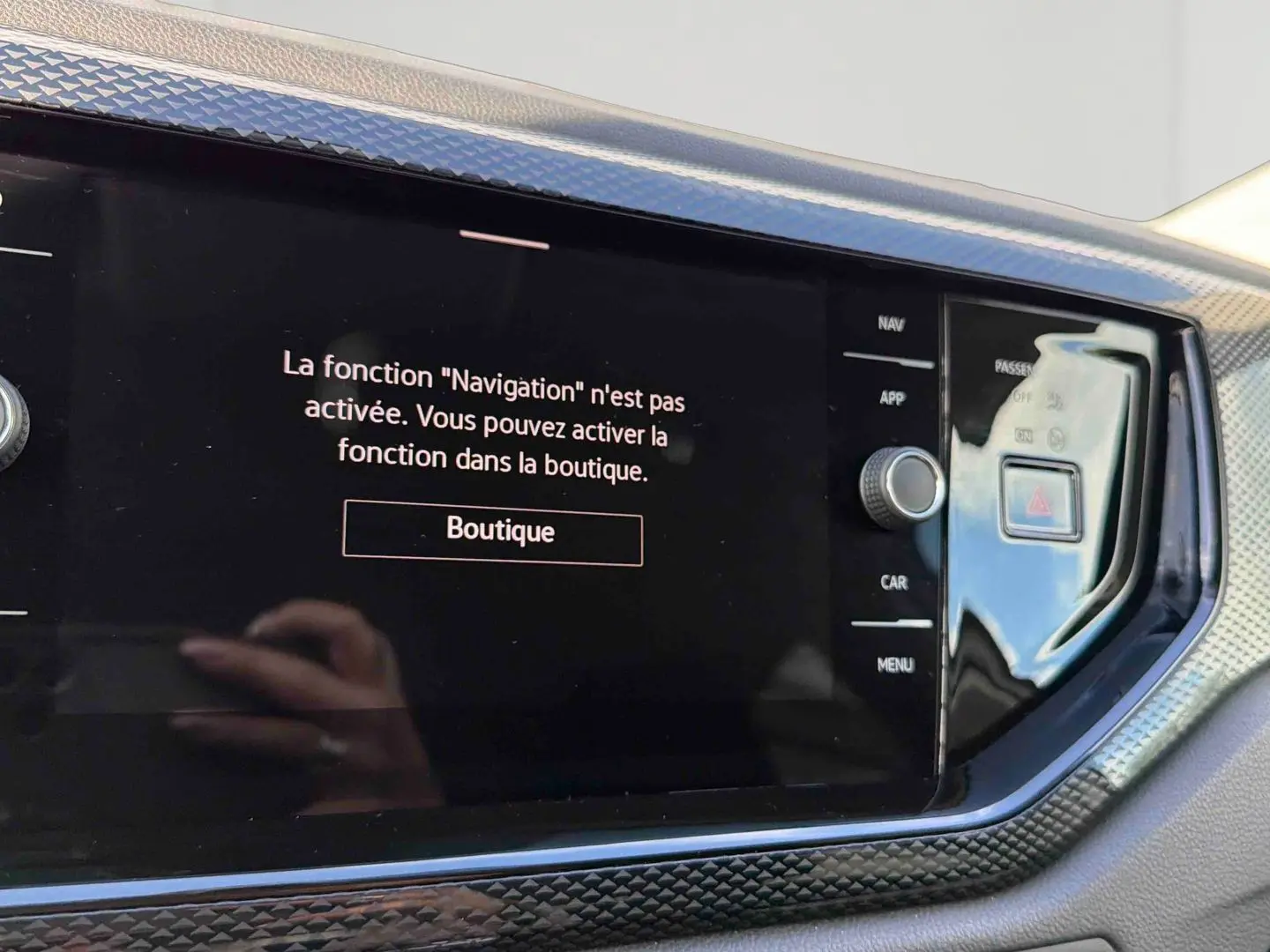 Écran tactile central du tableau de bord de la Volkswagen Polo 2025 avec message d'activation de la navigation.