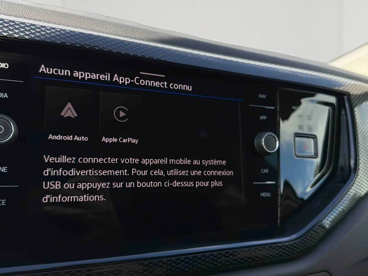 Écran tactile central du système App-Connect dans l’habitacle d’une Volkswagen Polo blanche, vue rapprochée.