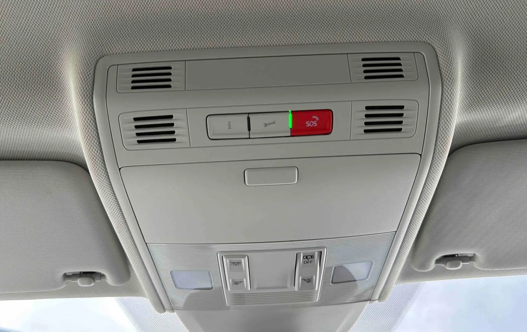 Vue intérieure du plafonnier gris clair avec bouton SOS rouge et commandes d’éclairage intégrées.