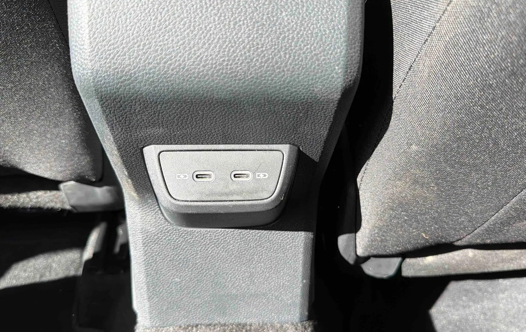 Vue rapprochée des deux ports USB-C à l'arrière de la console centrale d'une Volkswagen Polo blanche 2025.