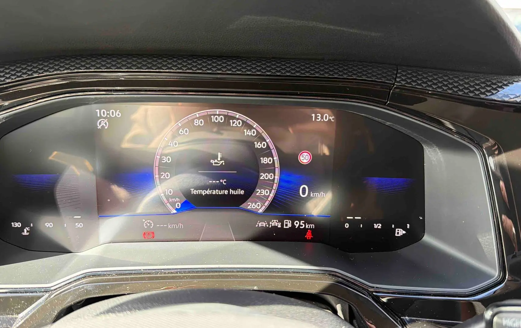 Vue rapprochée du combiné d'instruments digital noir de la Volkswagen Polo 2025 affichant la vitesse et la température extérieure.