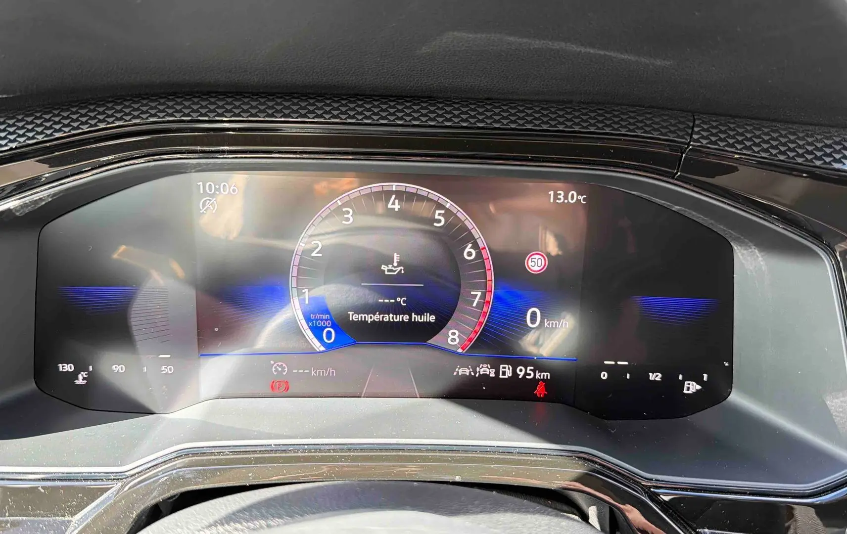 Vue rapprochée du combiné d'instruments digital de la Volkswagen Polo 2025 affichant la température d'huile et la vitesse à 0 km/h.