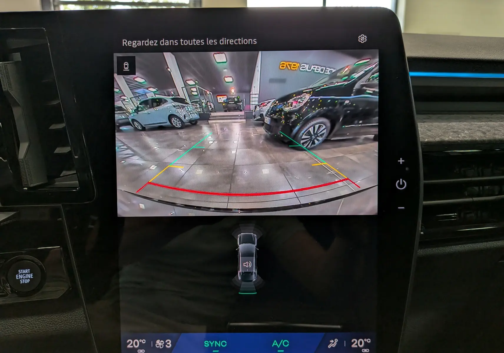 Écran central du Renault Rafale E-Tech gris Schiste Satin montrant la caméra de recul avec lignes de guidage colorées.