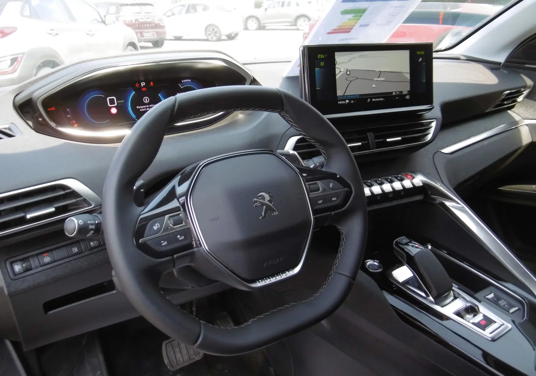 Intérieur du Peugeot 3008 Hybrid 225ch, vue du tableau de bord et volant compact avec écran tactile central et levier de vitesse.