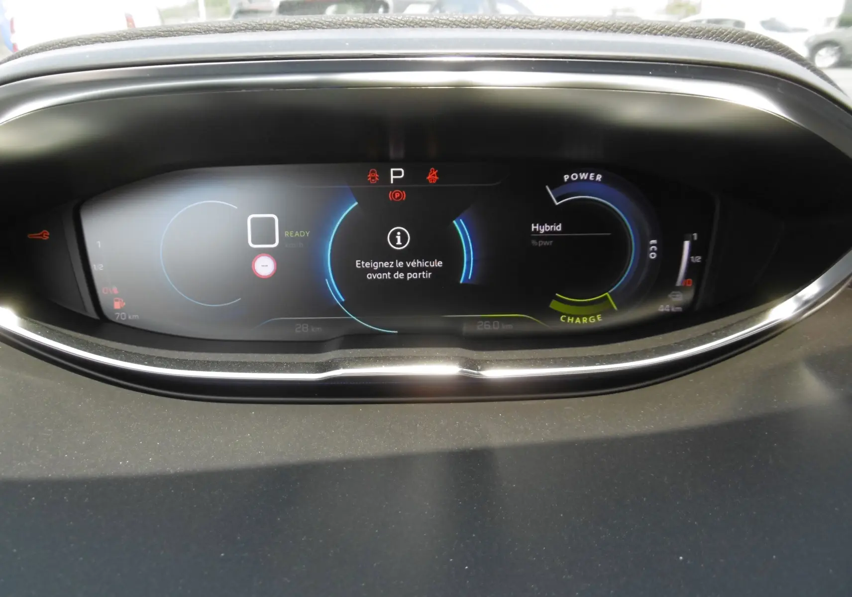 Tableau de bord numérique du Peugeot 3008 Hybrid 225ch, affichant l'état hybride et message d'arrêt du véhicule.