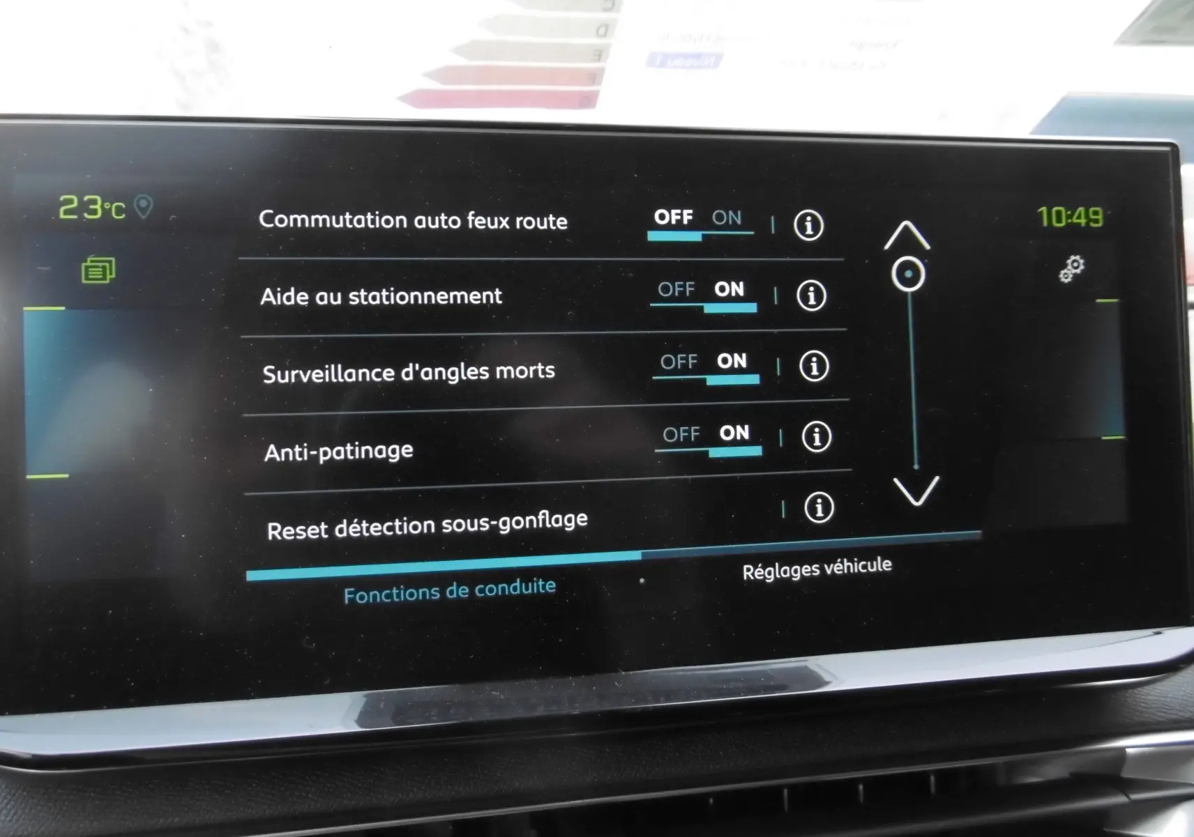 Écran tactile intérieur du Peugeot 3008 Hybrid 225ch montrant les réglages d’aides à la conduite activés.