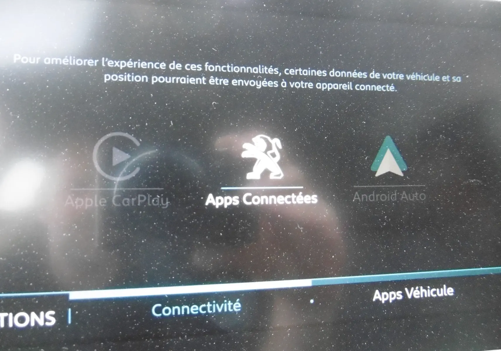 Écran tactile du système multimédia du Peugeot 3008 gris Artense, affichant les options Apple CarPlay, Apps Connectées et Android Auto.