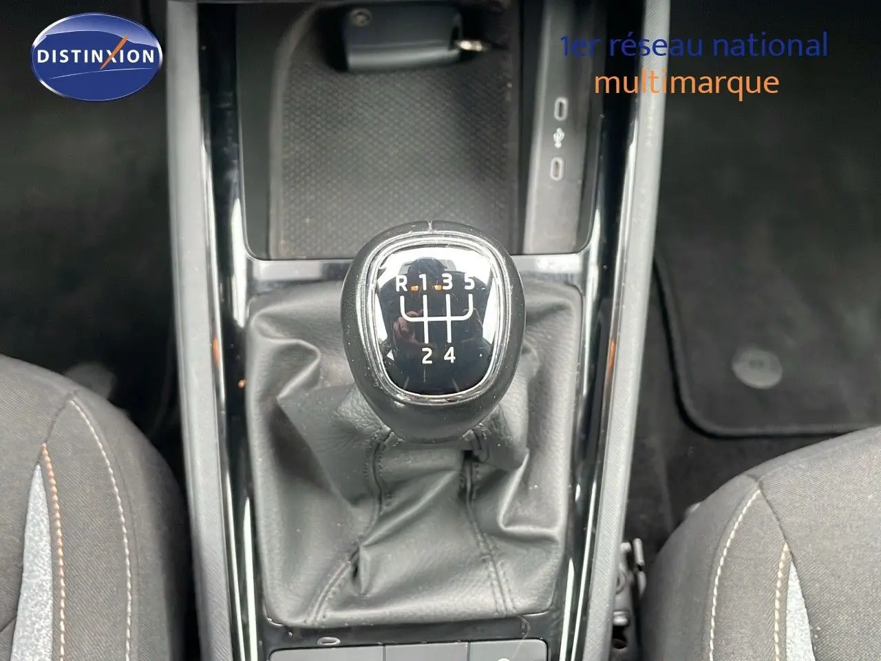 Le levier de vitesse manuel noir de la SKODA KAMIQ 2024, finition Selection, vu en gros plan depuis l'intérieur.